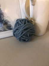 Load image into Gallery viewer, The Chunk’ super chunky 70ish ply Australian merino wool yarn. Extreme knitting!